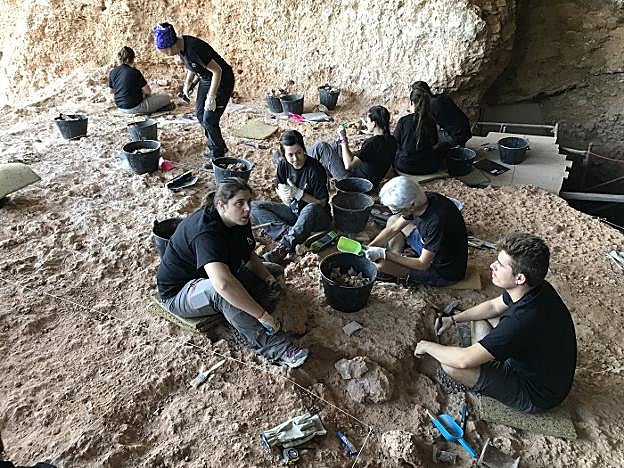 Técnicos y arqueólogos durante una excavación en la Cova del Bolomor de Tavernes. 