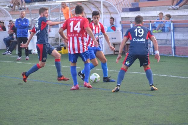 El jugador del Jávea Álvaro, con la pelota, rodeado de jugadores del Benigànim. 