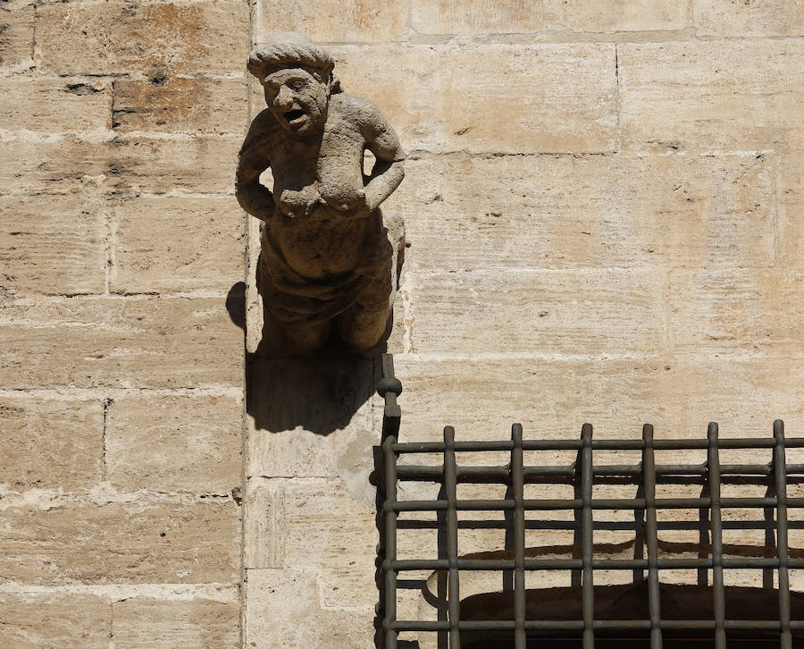 Los monstruos que rodean la Lonja también se pueden encontrar en el Miguelete y en la propia Catedral de Valencia. En la imagen se puede observar una de las gárgolas antropomorfas más famosas de la Catedral. Esta escultura, que se puede admirar en la fachada derecha de la puerta de la Almoina, se trata de una mujer palpándose de forma indecorosa sus partes íntimas. 