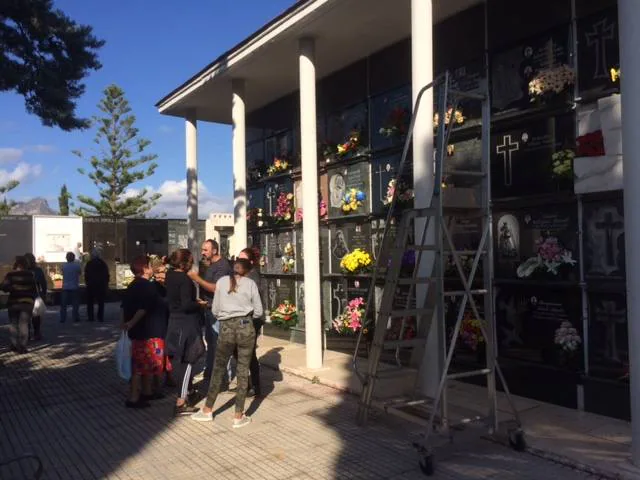 Fotos del día de Todos los Santos en los cementerios de Gandia, Tavernes, Oliva, Bellreguard, Xeraco y Almiserà