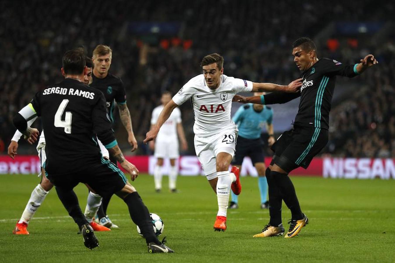 Los dos mejores equipos del Grupo H pelearon por la primera plaza del grupo en Wembley, que vibró y elevó los decibelios durante algunos momentos como el 1-0 de Delle Alli.