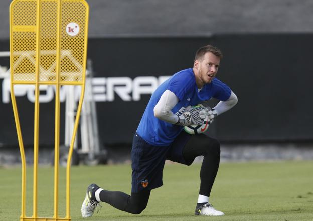 Neto, durante un entrenamiento en la ciudad deportiva de Paterna. 