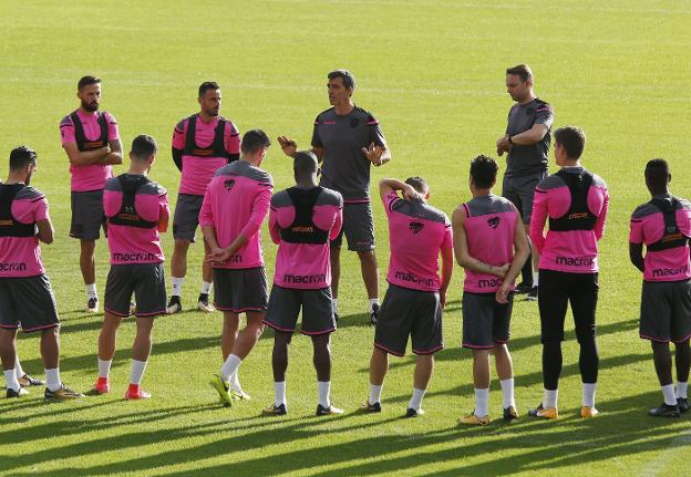 Muñiz, en plena charla a sus futbolistas durante un entrenamiento del Levante. 