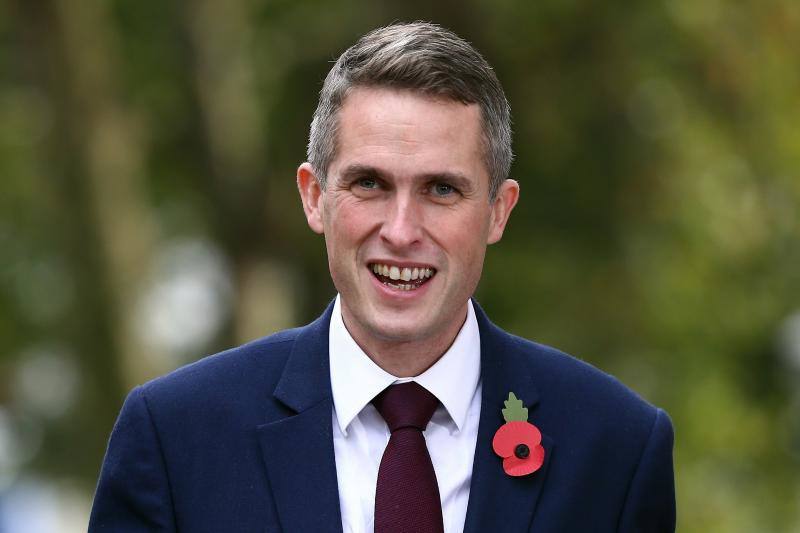 El gobierno británico nombra a Gavin Williamson como ministro de Defensa, tras la renuncia de Michael Fallon por su supuesta implicación en un caso de acoso sexual.