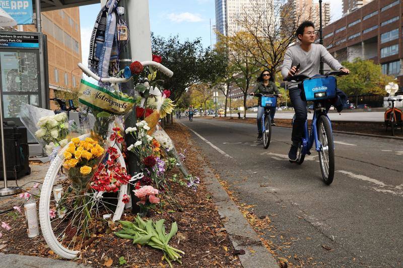 Ciclistas circulan por la zona del atentado terrorista del pasado 31 de octubre en Nueva York.