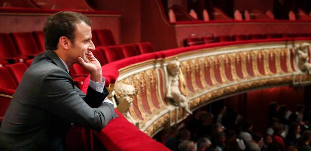 Macron, en un ensayo de ópera. Al lado, el poema de la niña. 