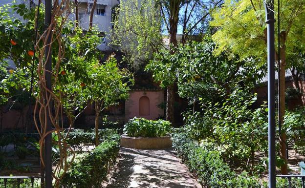 El jardín del patio interior del Palau de Forcalló.