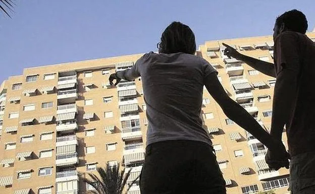 Dos jóvenes, buscando una vivienda social en Valencia.