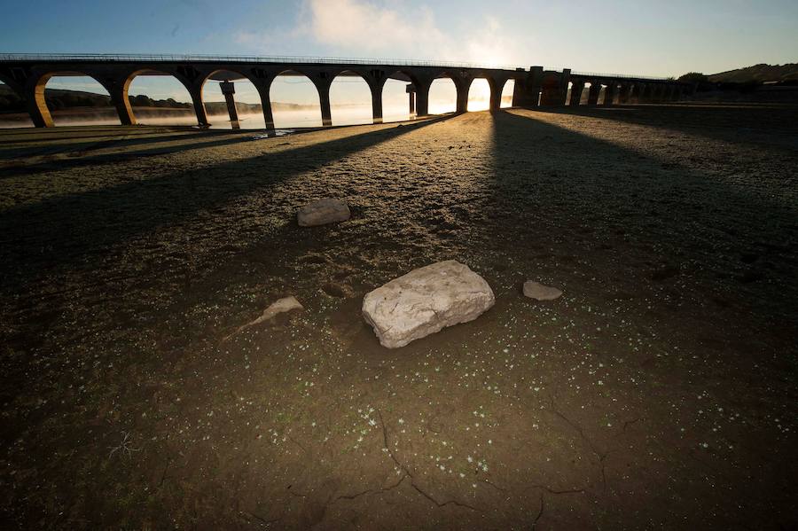 Vista del puente de Orzales sobre el Pantano del Ebro, afectado por la sequía y escasez de lluvias.