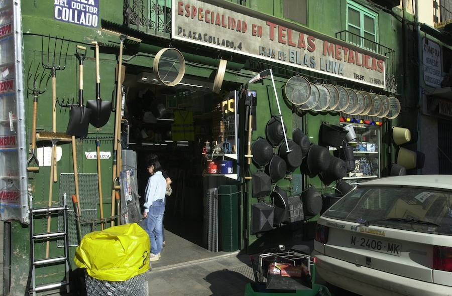 6.- Local con encanto: la empresaria reconoce que la ferretería de Hija de Blas Luna, en la plaza del Dr. Collado le "chifla". El histórico local valenciano cuenta con un aspecto muy particular. Su fachada, repleta de objetos colgados en la pared, invita a descubrir su interior.