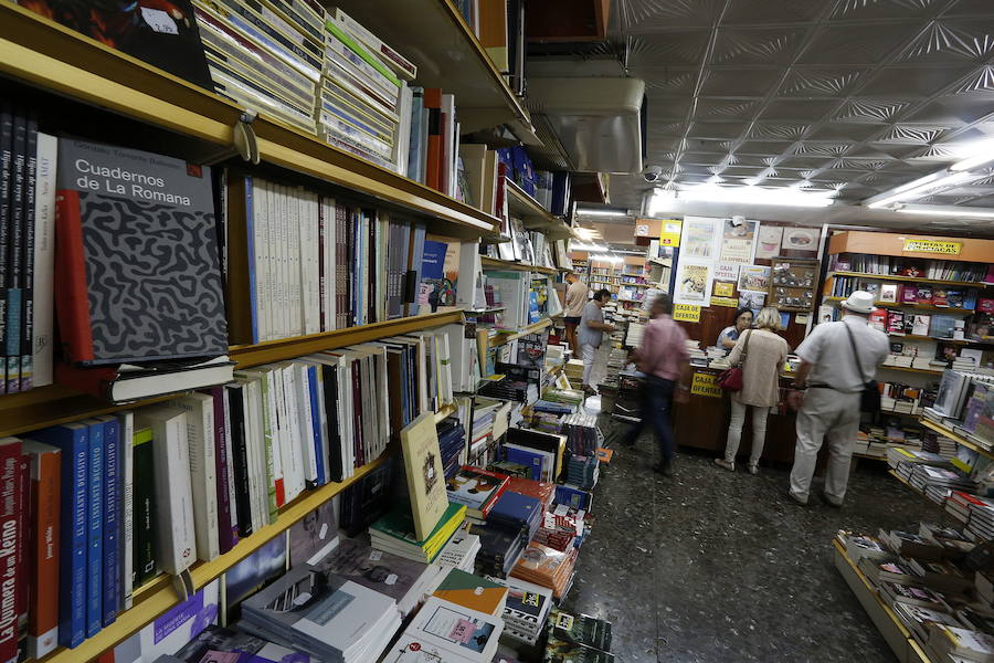 5.- Pasión por la lectura: entre sus rincones favoritos de la capital del Turia, la diseñadora madrileña destaca dos librerías, Leolo, en la calle Turia, y París-Valencia en la calle Pelayo. Paola siente una especial debilidad por estos lugares. "Me puedo pasar un buen rato buscando tesoros en sus estantes", cuenta. 