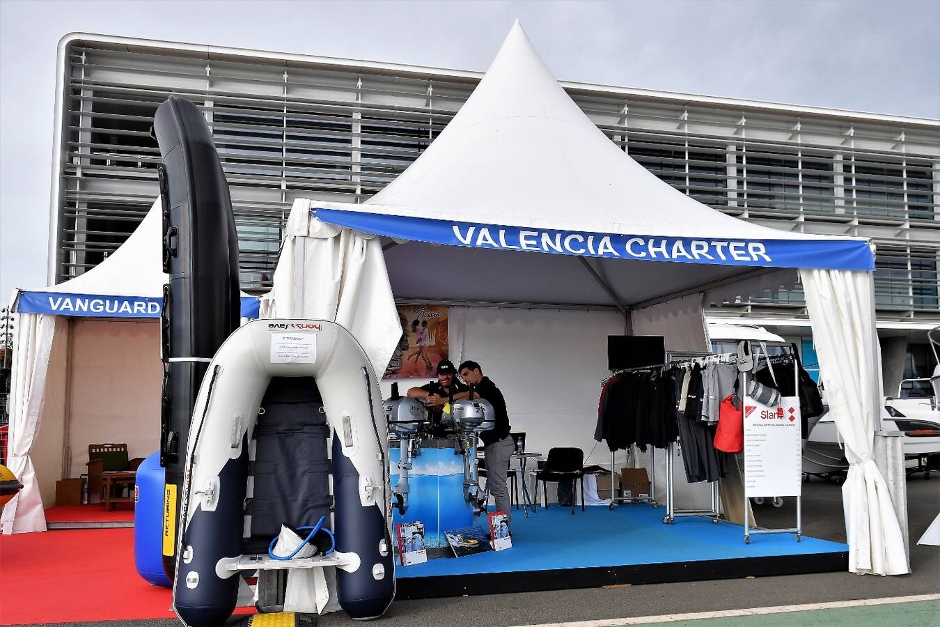 El salón náutico, que se inauguró el miércoles y se clausurará el domingo día 5 con una jornada de puertas abiertas, confirma su pujanza con más expositores, ventas y visitas de compradores en la Marina de Valencia