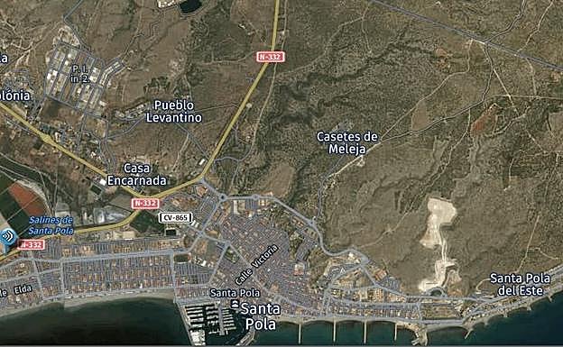 Un hombre muere en Santa Pola al chocar su coche contra un quitamiedos y estrellarse contra un pino