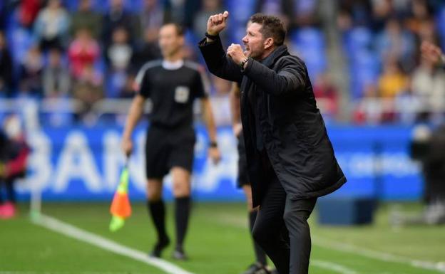 Diego Pablo Simeone reclama una amarilla para un rival en Riazor. 