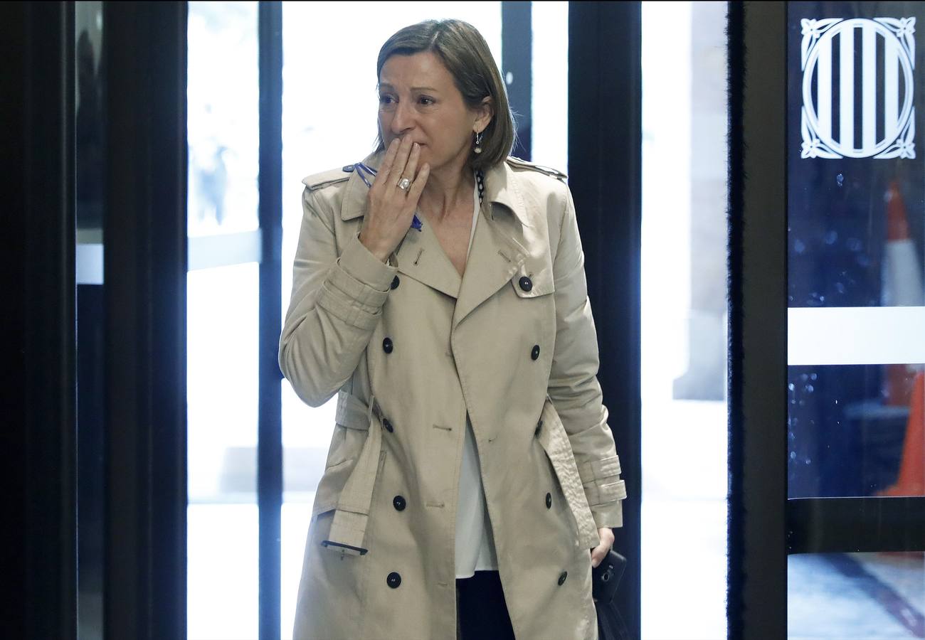 2 y 3 de noviembre. La presidenta del Parlament, Carme Forcadell, entra emocionada al Parlament, donde ha sido recibida entre aplausos de los trabajadores a su llegada a la cámara catalana, tras su citación judicial ante el Tribunal Supremo en Madrid el día anterior, 2 de noviembre. 