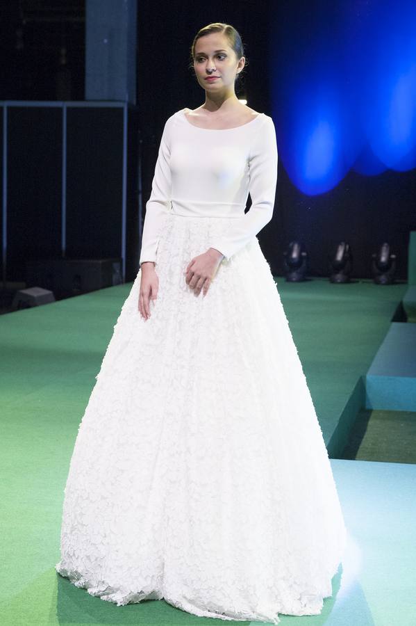 La vicepresidenta del Consell, Mónica Oltra, ha visitado la feria Fiesta y Boda y se ha probado una pieza de indumentaria valenciana en un expositor.