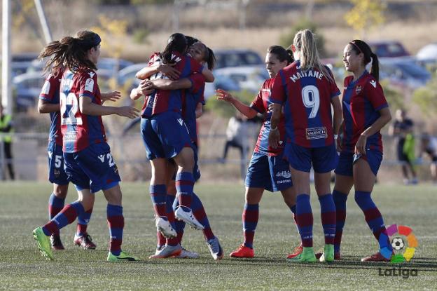 Las jugadoras del Levante celebran uno de los goles ante el Zaragoza. 