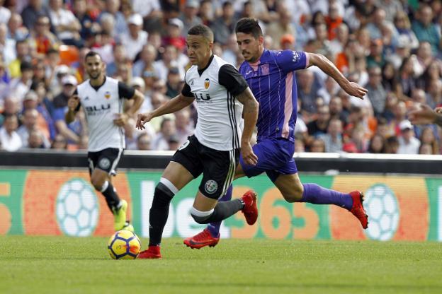 Rodrigo Moreno, que marcó de cabeza, intenta marcharse de Gabriel, jugador del Leganés. 