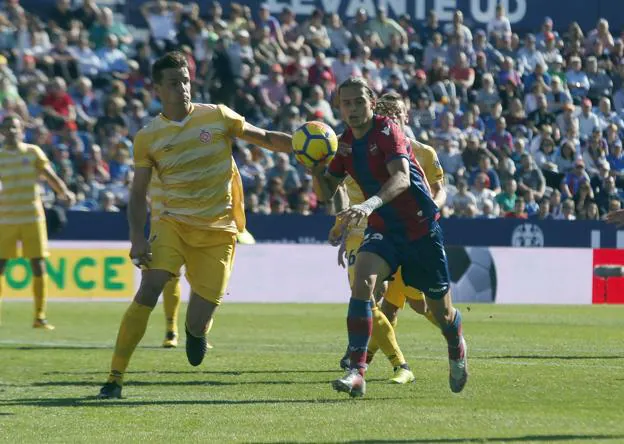 Enes Unal disputa el balón con Bernardo. 