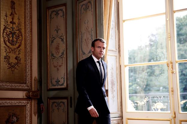 Macron, trajeado. 
