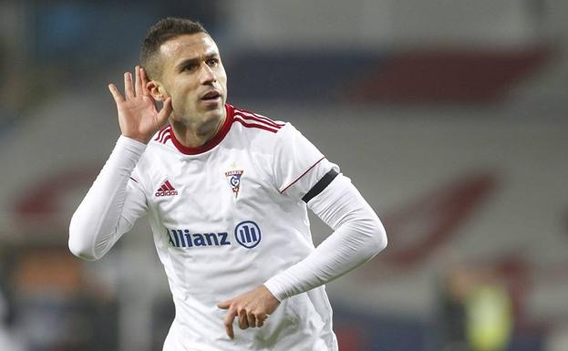 Igor Angulo celebra un gol con el Górnik Zabrze. 