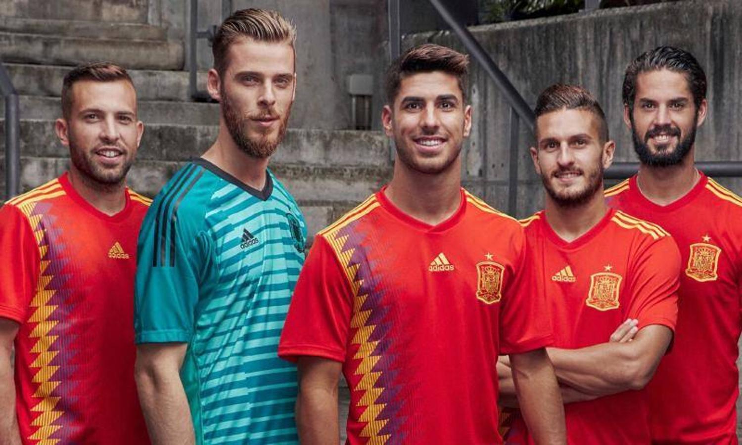 Polémica por la nueva camiseta de España para el Mundial. Ha provocado muchas críticas en las redes sociales por parecerse a los colores de la bandera republicana.