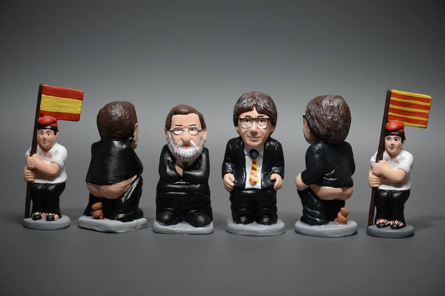 Catalanes en los costados con banderas de España y Cataluña junto con Mariano Rajoy y Carles Puigdemont.