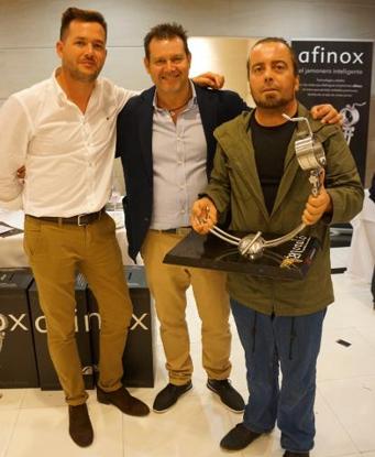 Antonio Moreno, Manuel Morató y Óscar Aguilar de Patapuerca, ganador del cortador de jamón Afinox.