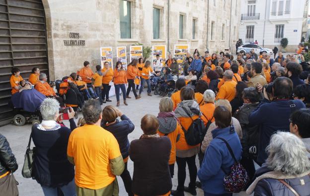 Protesta de dependientes y familiares a las puertas de Les Corts, en una imagen de archivo. 