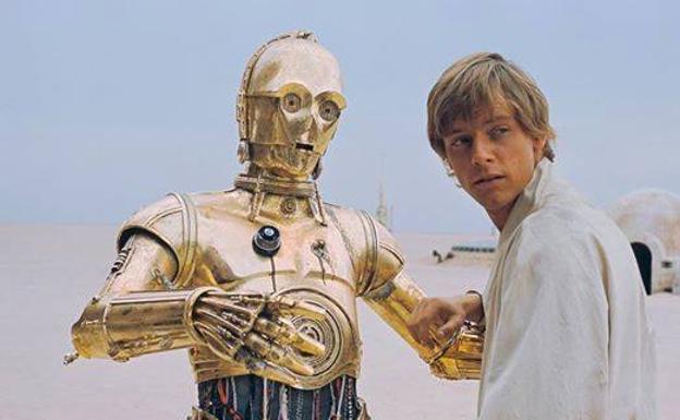 C3-PO junto a Luke Skywalker en una escena de la película.