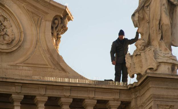 El hombre que amenazaba con lanzarse desde lo alto de la Catedral.