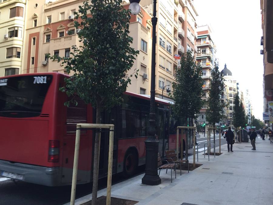 Autobús de la EMT en la calle San Vicente de Valencia.