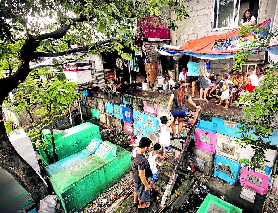 Una de las escenas familiares que se repiten en muchos de los camposantos de Manila.