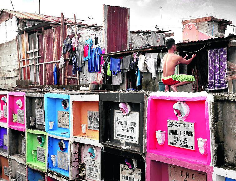 Secando la ropa sobre las tumbas del camposanto de Paranaque, al sur de Manila.