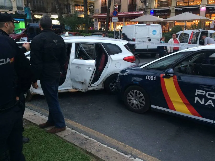 El taxi interceptado por un coche de policía. 