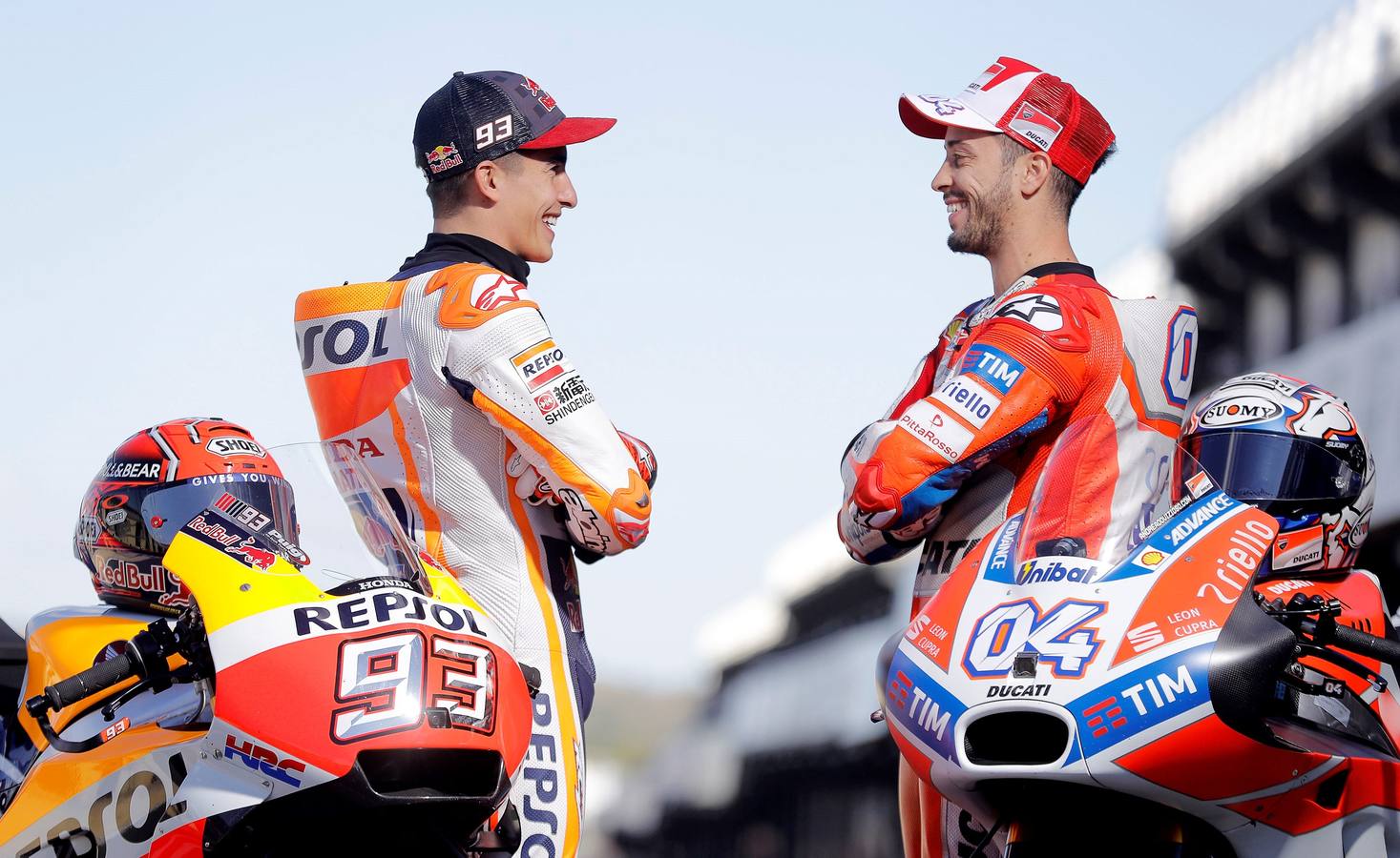 El piloto español del equipo Honda de Moto GP, Marc Márquez, y el italiano de Ducati, Andrea Dovizioso, que el próximo domingo se juegan en Cheste el título de MotoGP, posan junto a sus motos en la calle de garajes del Circuito Ricardo Tormo.