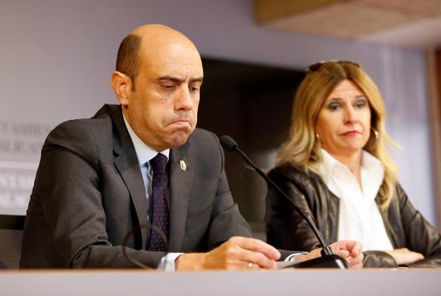 Gabriel Echávarri, durante su comparecencia de ayer junto a la edil socialista Eva Montesinos. 