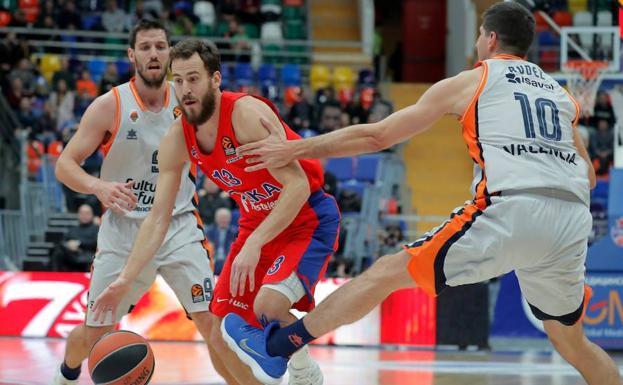 Varios jugadores del Valencia Basket frenan una actuación del CSKA.