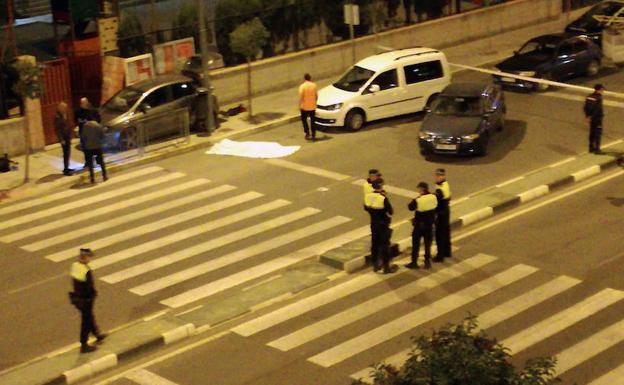 Policías rodean el cuerpo sin vida de Imanol C. S., después del disparo en la boca con el que acabó con su vida. 