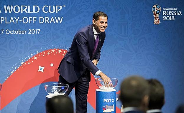 Fernando Hierro en el sorteo de eliminatorias de repesca del Mundial de Rusia.