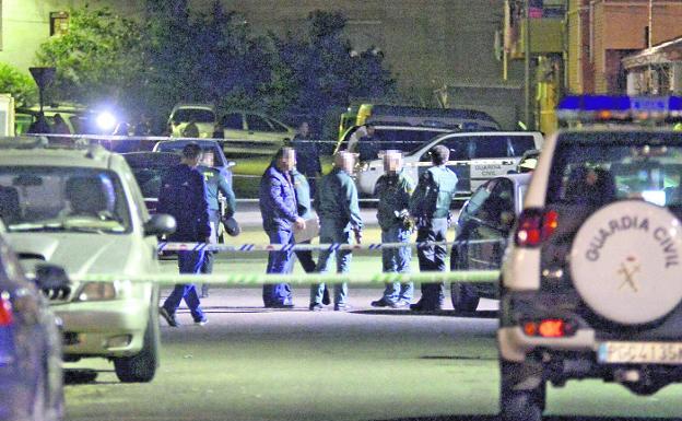 Varios agentes de la Guardia Civil peinan la zona, ayer, tras el suceso.