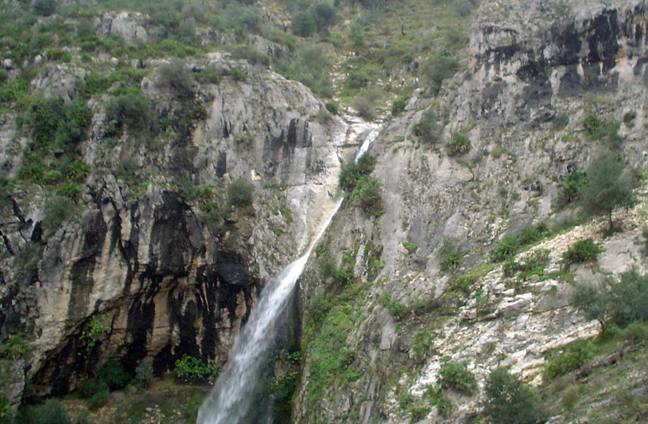 La Vall de Laguar. Entre el barranco del Infierno y la Serra del Cavall (o del Penyó), se encuentra la Vall de Laguar. Este municipio formado por las poblaciones de Fleix, Campell y Benimaurell, y Fontilles, es una gran idea para desconectar en la montaña de Alicante. En la imagen, la Cua del Cavall en el barranco del Infierno.