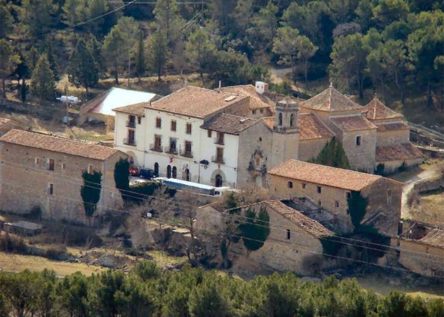 Vallivana de Morella. Los caminos de los Dinosaurios de Els Ports se cruzan con el Santuario de la Virgen de Vallivana, patrona de Morella es un foco devocional de la comarca, por su importancia en el plano religioso, cultural y artístico. 