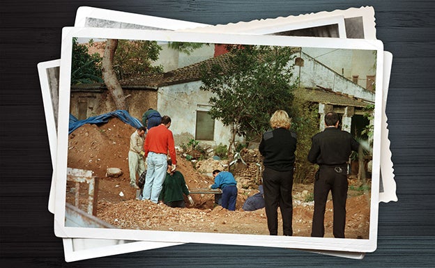 Búsqueda del cadáver de Enrique Benavent en el jardín de una casa de Castellón.