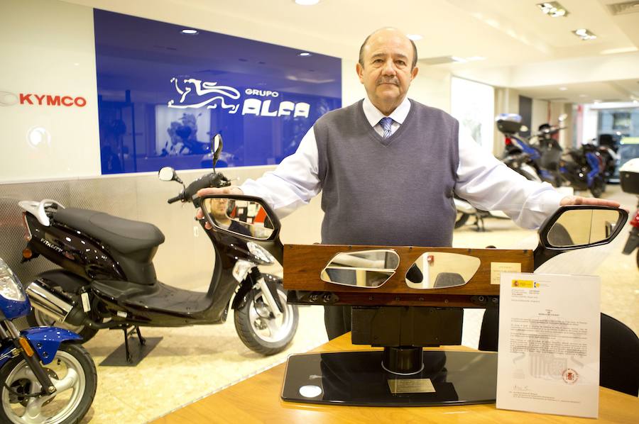 7. Uno de los inventos más destacados es el retrovisor para motos que anula el ángulo muerto. Un elemento que nació de una necesidad personal de un motorista, la de mejorar la visibilidad posterior de su Kawasaki. Se trata de una herramienta que permite a los motoristas, adelantar y cambiar de carril con total seguridad ya que acaba con el ángulo muerto. Su inventor, Miguel Angel Català, abogado y apasionado de las motos, ha logrado patentar su producto, así como despertar el interés del organismo público con este retrovisor, que combina dos espejos partidos en una misma carcasa de plástico. Un invento revolucionario que pronto llegará al mercado.
