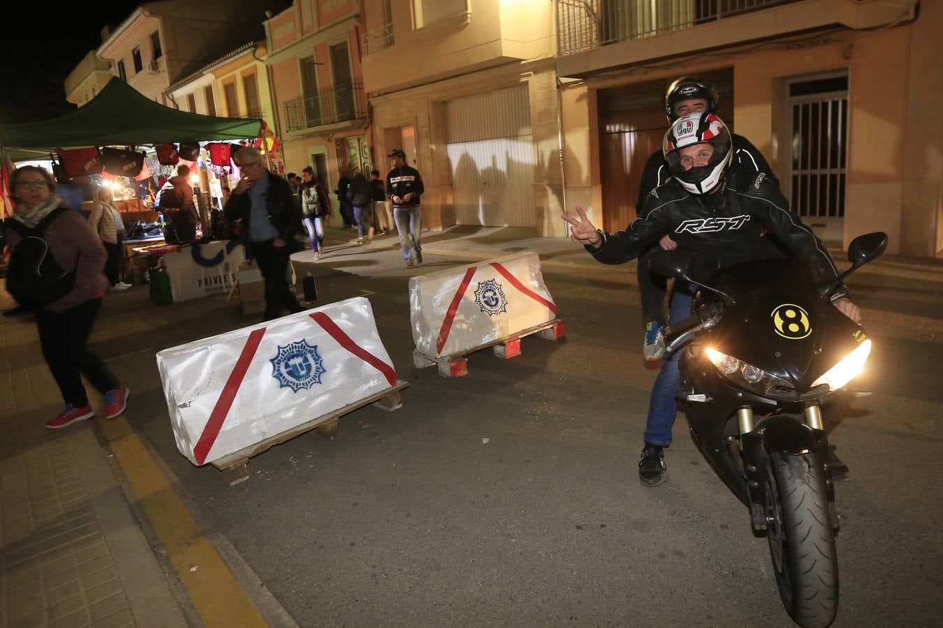 Miles de personas disfrutan ya desde el viernes del ambiente del motociclismo en Cheste. Puestos de comida y zonas de entretenimiento llenan las calles del pueblo.