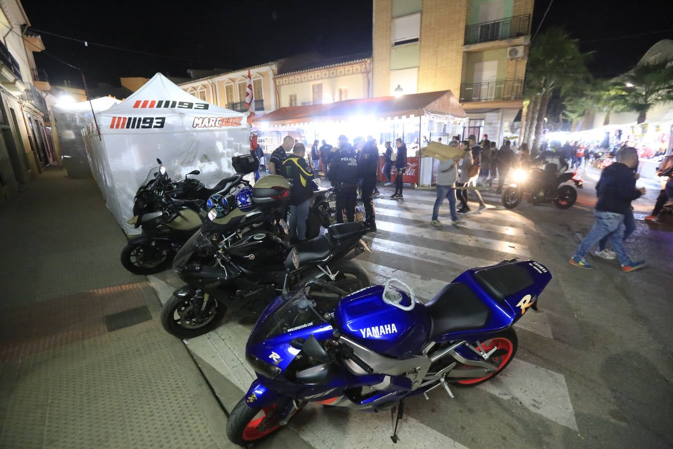 Miles de personas disfrutan ya desde el viernes del ambiente del motociclismo en Cheste. Puestos de comida y zonas de entretenimiento llenan las calles del pueblo.