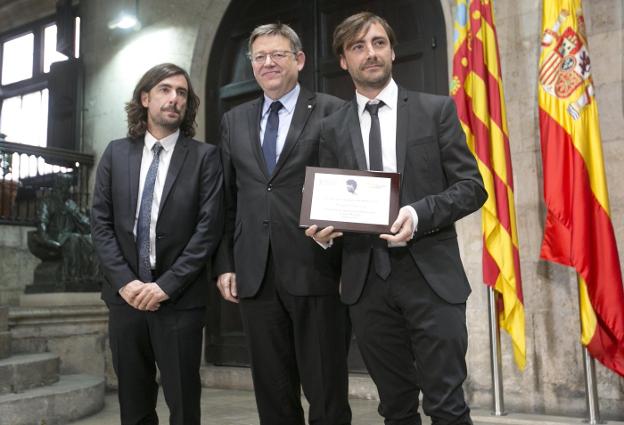 Gelete y Pablo Nieto, con la placa con la que les obsequió el president de la Generalitat, Ximo Puig. 