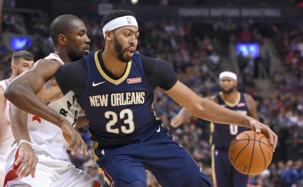 Serge Ibaka, en una acción ante Anthony Davis. 