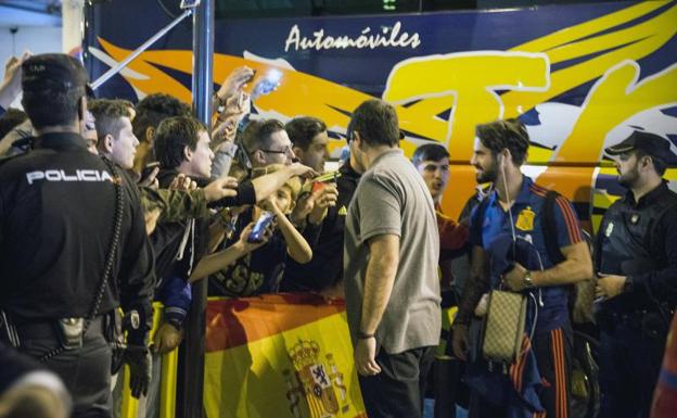 Isco saluda a un grupo de aficionados a su llegada a Málaga. 